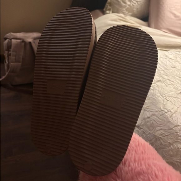 Hello Kitty Slippers ✿⋆｡˚ - Picture 2 of 4